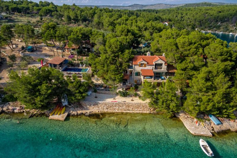 Vila sa bazenom direktno na moru, Milna, otok Brač, Dalmacija